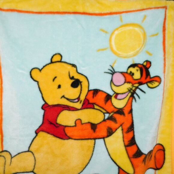 VTG Disney Winnie the Pooh Tigger Hugging Dancing 30" x 42" Plush Fleece Blanket - Picture 3 of 5